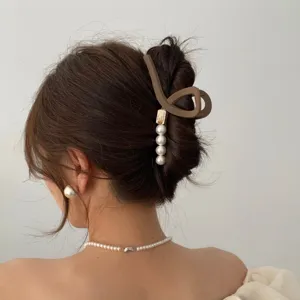 Mattbraune Haarklammer mit eleganter Perlenquaste fuer Damenfrisuren und Hochsteckfrisuren.
