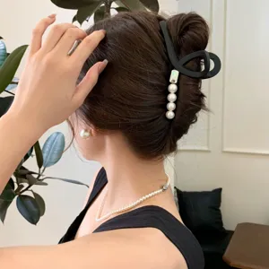 Elegante matte schwarze Haarklammer mit Perlen, stilvolles Accessoire für schöne Frisuren.