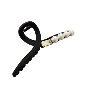 Schwarze matte Haarklammer mit Perlen und Metalletikett, elegantes Haarstyling-Accessoire.