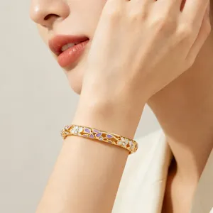 Bracelet jonc fleur émaillé plaqué or élégant pour femme, bijou rétro vintage chic.