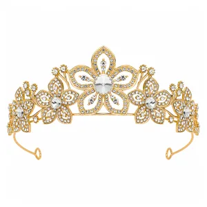 Gedetailleerde opname van een prachtige gouden bruidstiara versierd met kristallen strass.