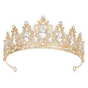 Detailaufnahme einer edlen goldenen Strass-Krone für elegante Brautfrisuren perfekt.
