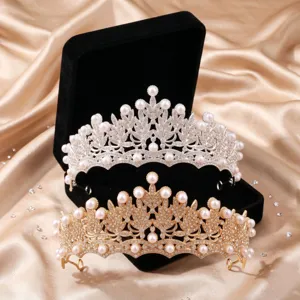 Vista detallada de impresionantes tiaras de novia de perlas y cristales en oro y plata para bodas.