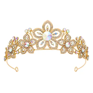 Prachtig detail van gouden strass tiara met sprankelende kristallen, bloemig haarstuk.