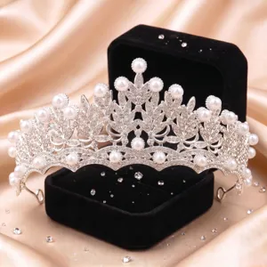 Vista detallada de una tiara de novia plateada vintage decorada con perlas y brillantes pedrería.