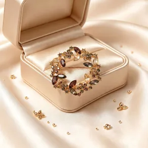Détail d'une élégante broche couronne de fleurs en cristal vintage avec des strass étincelants.