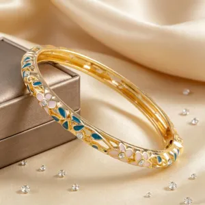 Joli bracelet jonc fleur émaillé doré vintage avec des strass étincelants pour femmes.
