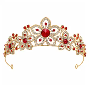Prachtig gouden bruidsdiadeem detail met sprankelende rode en mooie witte strass-steentjes.