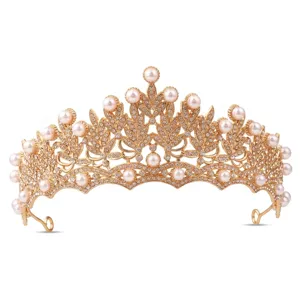 Detalle de tiara dorada con perlas y estrás, lujoso accesorio de pelo para novia vintage de boda.