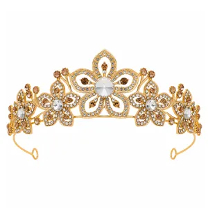 Close-up detail van de gouden bloemen tiara versierd met sprankelende strass steentjes.