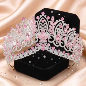 Glitzerndes Kristall-Tiara-Detail, rosa und silberne barocke Brautkrone Haarschmuck Accessoire.