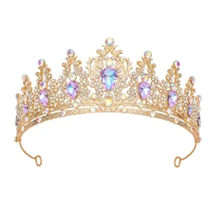 Detailansicht einer atemberaubenden goldenen Braut-Tiara mit bunten Strasssteinen.
