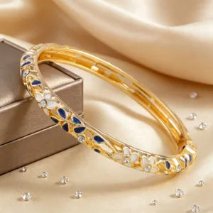Magnifique bracelet jonc vintage en émail doré à motif de fleurs à cinq feuilles et strass.