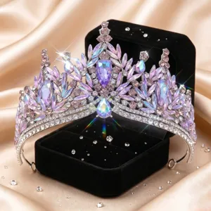 Dettaglio tiara di foglie di cristallo da sposa, strass viola scintillanti nozze.