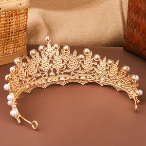 Corona de diadema de perlas vintage dorada toma detallada, accesorio de cabello para boda nupcial.