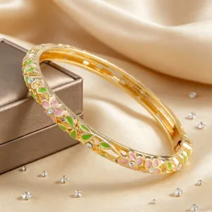 Bracelet jonc ouvert fleur en émail plaqué or vintage, design cristal coloré élégant.