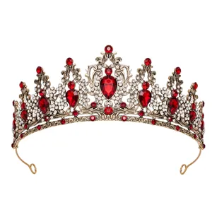 Erhöhen Sie Ihre Eleganz mit dieser goldenen Vintage-Krone mit roten Strasssteinen und Kristallen.