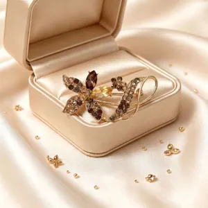 Exquise broche fleur en cristal vintage, elegante épingle dorée pour manteau femme.
