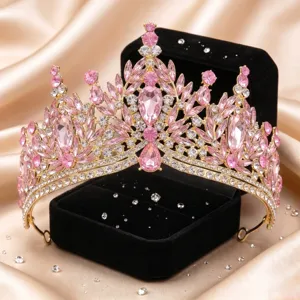 Splendido dettaglio di tiara in cristallo, corona da sposa con strass rosa per matrimoni.