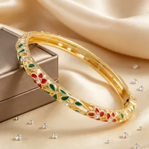 Gros-plan du bracelet manchette à fleurs émaillées style vintage avec strass scintillants.