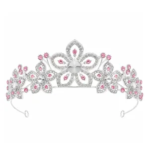 Close-up detail van zilveren bloemen tiara kroon met sprankelende roze en heldere kristallen.