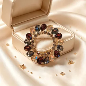 Exquise broche ronde en cristal vintage détail avec pierres multicolores en forme de goutte.