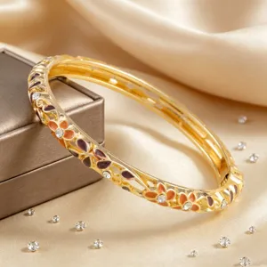 Vue détaillée du bracelet jonc doré vintage avec fleurs colorées et strass scintillants.