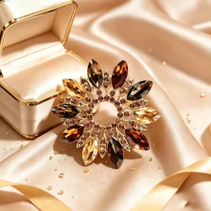 Broche fleur en cristal vintage pour femmes exquise plaquée or épingle manteau bijoux