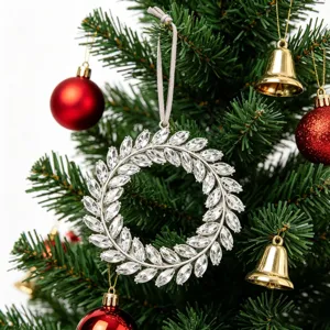 Nahaufnahme des glitzernden Kristall-Blattkranz-Weihnachtsbaum-Anhängers Festtagsdekor.