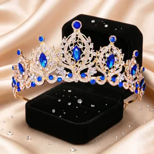 Nahaufnahme einer goldenen Brauttiara mit funkelnden blauen und klaren Kristallen.