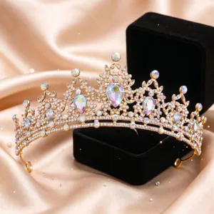 Dettaglio in primo piano di una lussuosa tiara da sposa in cristallo dorato con strass arcobaleno.