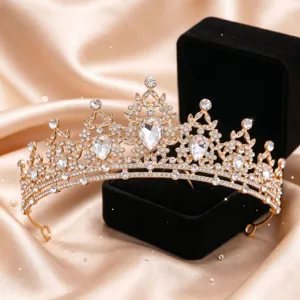 Dettaglio squisito di tiara a corona da sposa in cristallo con strass scintillanti per matrimoni.