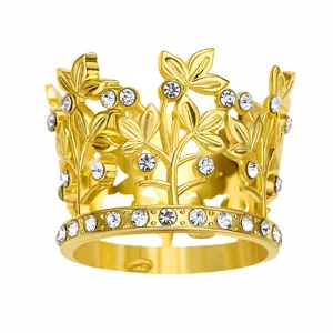 Gros plan detail de la couronne en alliage dore avec strass pour gateau, hauteur 3cm diametre 3.5cm.