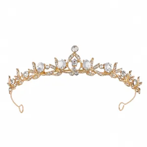 Prachtige goudkleurige legering kinderen tiara kroon met sprankelende strass-steentjes.