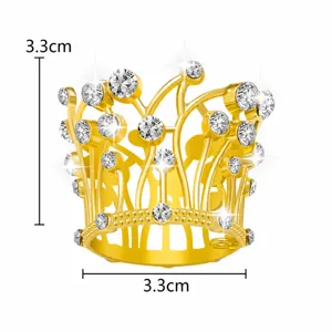Vue détaillée de la tiare couronne dorée en strass, accessoire de cheveux étincelant.