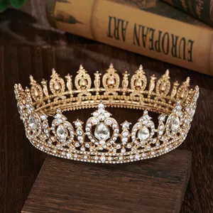 Detailopname van gouden barok kroon met sprankelende strass steentjes en elegante kristallen.