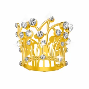 Gros plan de couronne dorée, strass en cristal scintillants, accessoire de fête élégant.