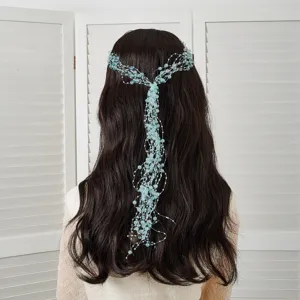 Vue détaillée de l'accessoire de cheveux perlé bleu fait main pour coiffure de mariée.