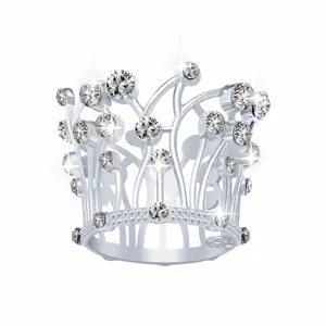 Gros plan sur les détails fins de la couronne tiare en strass cristal scintillant.