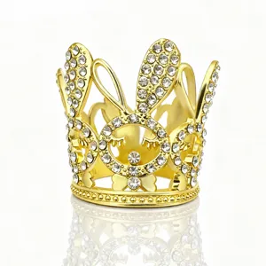 Mini couronne en alliage et strass dorés avec oreilles de lapin, idéale pour gâteaux et déco.