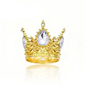 Piccola corona in lega dorata con strass scintillanti, dettaglio perfetto per torta.