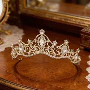 Elegante vintage goldene Tiara mit funkelnden Strasssteinen fuer Braut und Festlichkeiten.