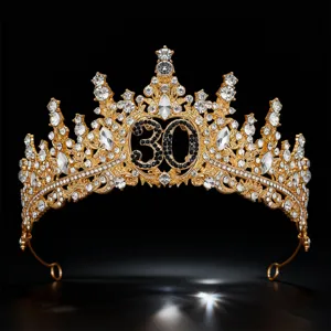 Detalle de la corona de diamantes de imitación dorados con cristales y el número 30.