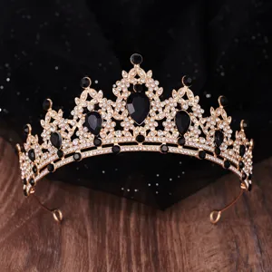 Nahaufnahme der goldenen Barock Krone mit funkelnden schwarzen Steinen und klaren Strasskristallen.