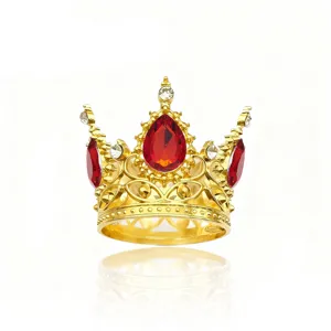 Primo piano dettagliato di un mini topper per torta a corona in lega dorata con strass rossi.