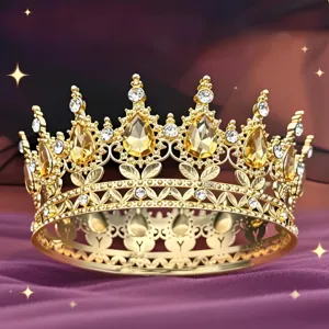 Dettaglio corona dorata barocca con strass gialli a goccia scintillanti e cristalli trasparenti.