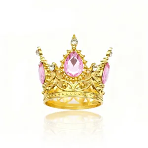 Primo piano dettagliato di una corona dorata scintillante con gemme rosa a goccia per decoro.