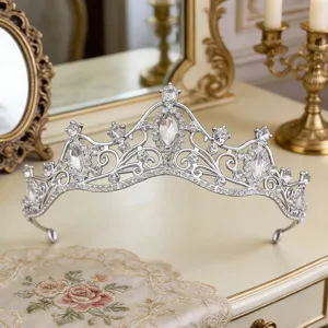 Silberne Strass-Tiara Brautkrone Detailaufnahme mit funkelnden Kristallbesätzen und Glanz.