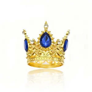 Corona in lega d'oro con pietre preziose blu a goccia e strass, scatto di dettaglio per torta.