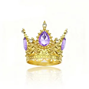 Dettaglio di mini corona in lega dorata con gemme viola a goccia per torta e festa.
